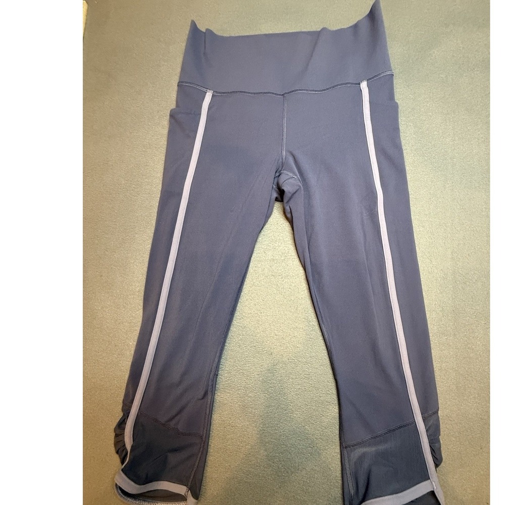 Athleta salutation stash pocket Yoga/Hiking/PLUM CompressionLegging Capri Medium